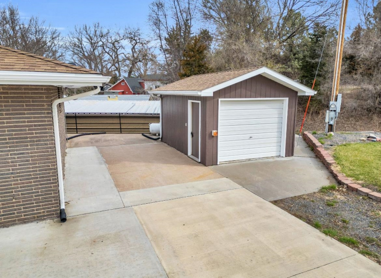 105 S Shore Drive Brady, Nebraska 69123, 5 Bedrooms Bedrooms, ,3 BathroomsBathrooms,Residential,For Sale,105 S Shore Drive,20250252