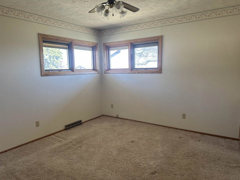 3185 S Baltimore Avenue Hastings, Nebraska 68901, 3 Bedrooms Bedrooms, ,3 BathroomsBathrooms,Residential,For Sale,3185 S Baltimore Avenue,20250320