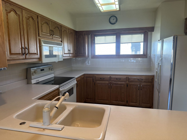3185 S Baltimore Avenue Hastings, Nebraska 68901, 3 Bedrooms Bedrooms, ,3 BathroomsBathrooms,Residential,For Sale,3185 S Baltimore Avenue,20250320