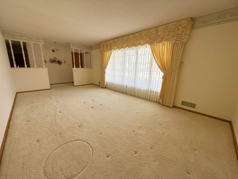 1315 Heritage Drive Hastings, Nebraska 68901, 3 Bedrooms Bedrooms, ,4 BathroomsBathrooms,Residential,For Sale,1315 Heritage Drive,20250425