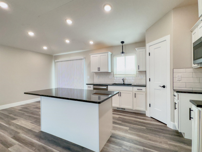 2117 E 41st Street Kearney, Nebraska 68847, 5 Bedrooms Bedrooms, ,3 BathroomsBathrooms,Residential,For Sale,2117 E 41st Street,20250456