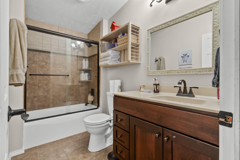 735 N Derby Avenue Giltner, Nebraska 68841, 6 Bedrooms Bedrooms, ,3 BathroomsBathrooms,Residential,For Sale,735 N Derby Avenue,20250152