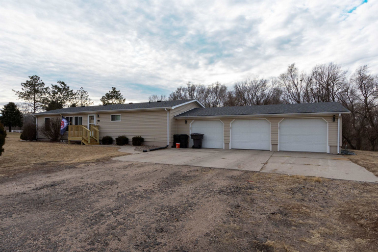 735 N Derby Avenue Giltner, Nebraska 68841, 6 Bedrooms Bedrooms, ,3 BathroomsBathrooms,Residential,For Sale,735 N Derby Avenue,20250152