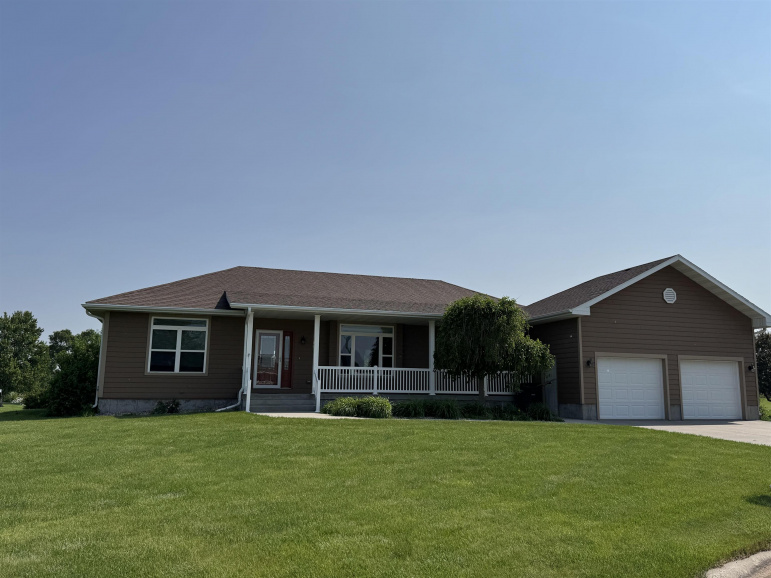 1295 Quail Ridge Circle Clay Center, Nebraska 68933, 2 Bedrooms Bedrooms, ,2 BathroomsBathrooms,Residential,For Sale,1295 Quail Ridge Circle,20250647