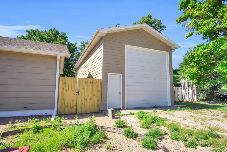 1221 H Street Cozad, Nebraska 69130, 2 Bedrooms Bedrooms, ,2 BathroomsBathrooms,Residential,For Sale,1221 H Street,20250839