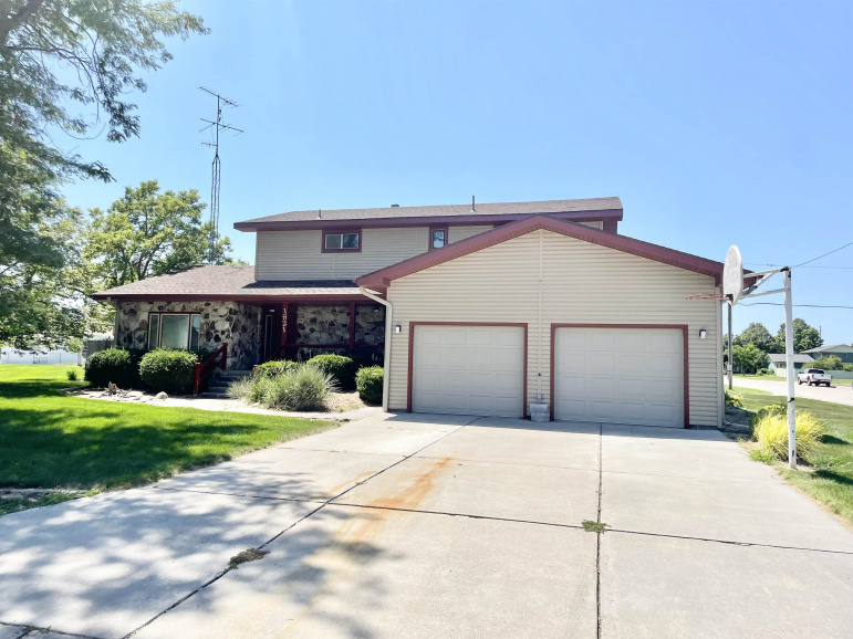 1821 Papio Lane Cozad, Nebraska 69130, 5 Bedrooms Bedrooms, ,4 BathroomsBathrooms,Residential,For Sale,1821 Papio Lane,20250953