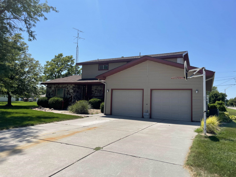 1821 Papio Lane Cozad, Nebraska 69130, 5 Bedrooms Bedrooms, ,4 BathroomsBathrooms,Residential,For Sale,1821 Papio Lane,20250953