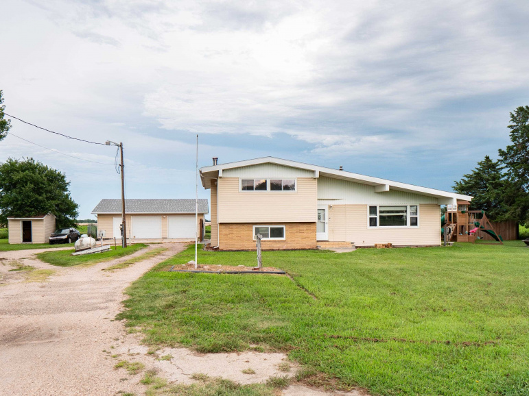 215 Hwy 10 Gibbon, Nebraska 68840, 3 Bedrooms Bedrooms, ,2 BathroomsBathrooms,Residential,For Sale,215 Hwy 10,20250952