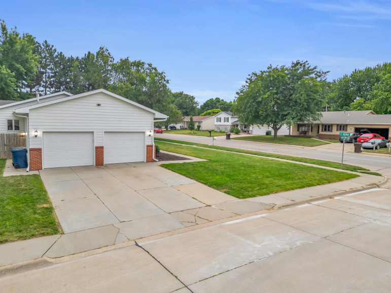 4619 E Avenue Kearney, Nebraska 68847, 3 Bedrooms Bedrooms, ,4 BathroomsBathrooms,Residential,For Sale,4619 E Avenue,20251118 4619 E Avenue Kearney, Nebraska 68847, 3 Bedrooms Bedrooms, ,4 BathroomsBathrooms,Residential,For Sale,4619 E Avenue,20251118