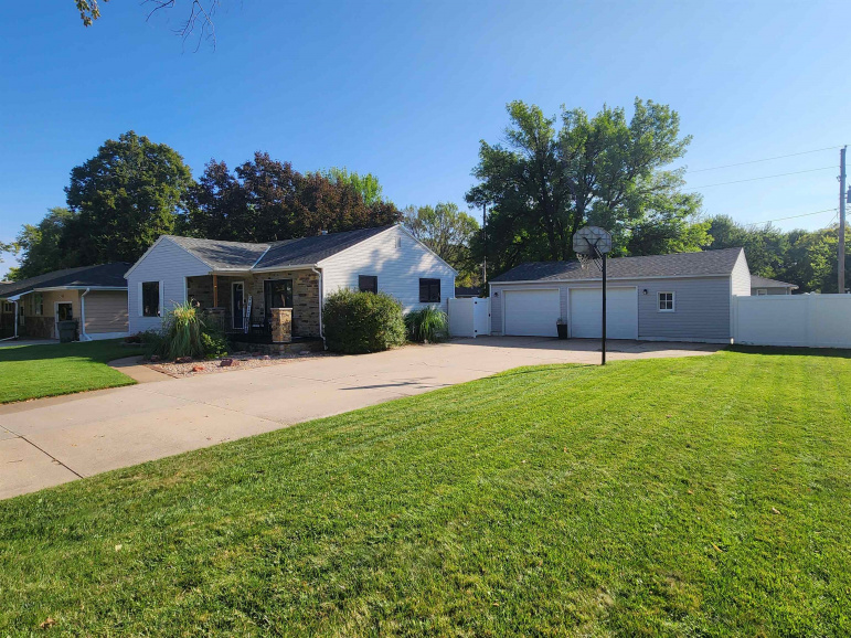 2115 N Sheridan Avenue Grand Island, Nebraska 68803, 2 Bedrooms Bedrooms, ,2 BathroomsBathrooms,Residential,For Sale,2115 N Sheridan Avenue,20251228