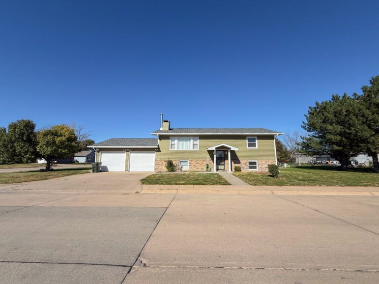1107 W 15th Street Lexington, Nebraska 68850, 4 Bedrooms Bedrooms, ,2 BathroomsBathrooms,Residential,For Sale,1107 W 15th Street,20251398