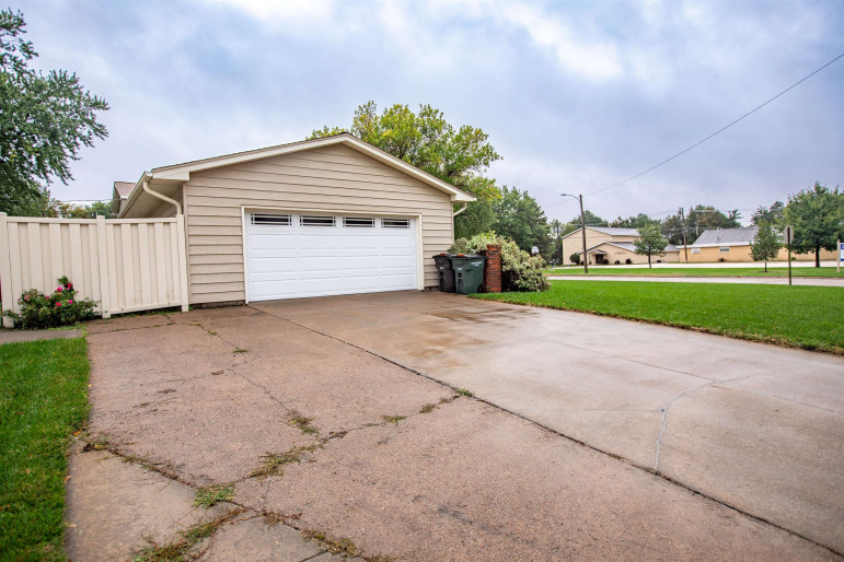 2305 Home Street Hastings, Nebraska 68901, 3 Bedrooms Bedrooms, ,2 BathroomsBathrooms,Residential,For Sale,2305 Home Street,20251454