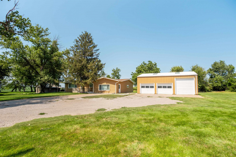 635 E Lochland Road Hastings, Nebraska 68901, 3 Bedrooms Bedrooms, ,1 BathroomBathrooms,Residential,For Sale,635 E Lochland Road,20260089