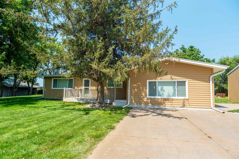 635 E Lochland Road Hastings, Nebraska 68901, 3 Bedrooms Bedrooms, ,1 BathroomBathrooms,Residential,For Sale,635 E Lochland Road,20260089