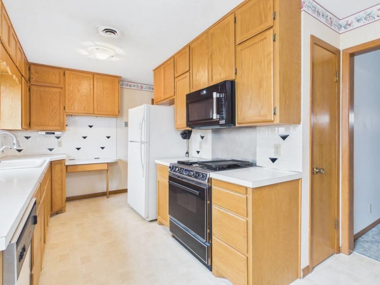 1313 Pamela Avenue Holdrege, Nebraska 68949, 5 Bedrooms Bedrooms, ,2 BathroomsBathrooms,Residential,For Sale,1313 Pamela Avenue,20260266