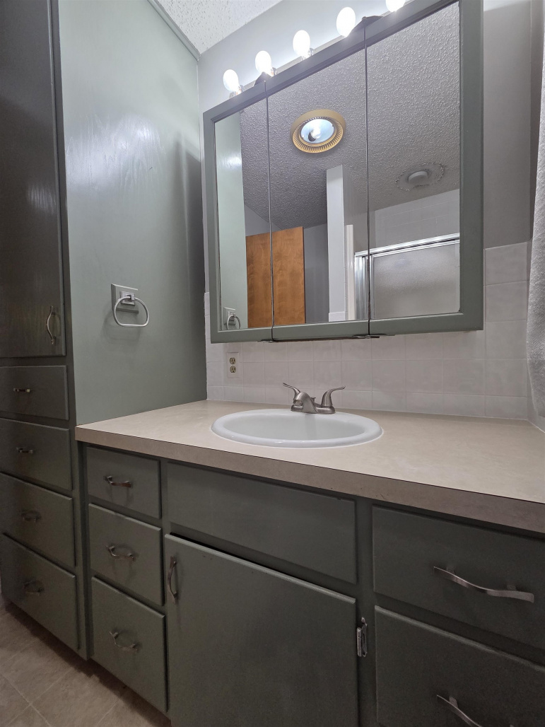 1215 B Cozad, Nebraska 69130, 3 Bedrooms Bedrooms, ,3 BathroomsBathrooms,Residential,For Sale,1215 B,20260291