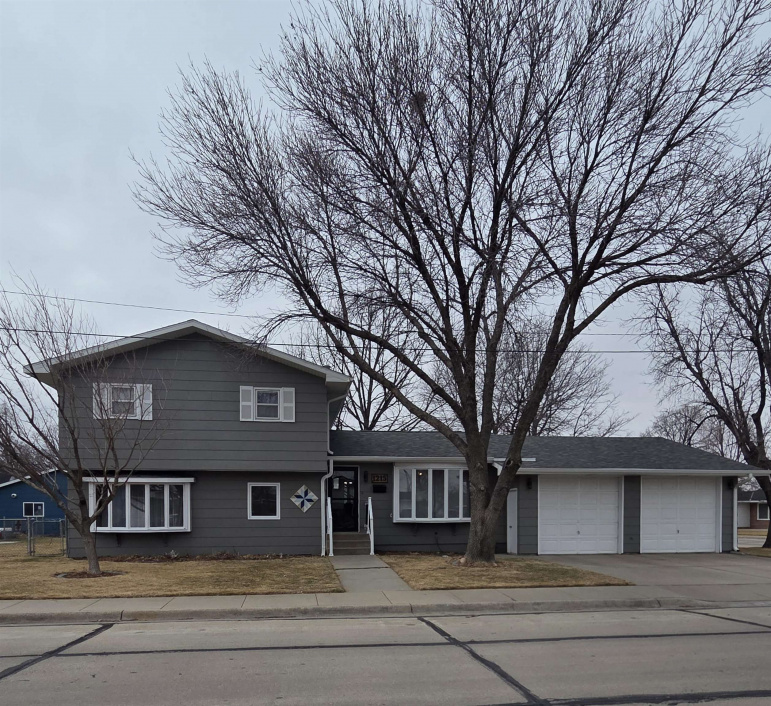 1215 B Cozad, Nebraska 69130, 3 Bedrooms Bedrooms, ,3 BathroomsBathrooms,Residential,For Sale,1215 B,20260291
