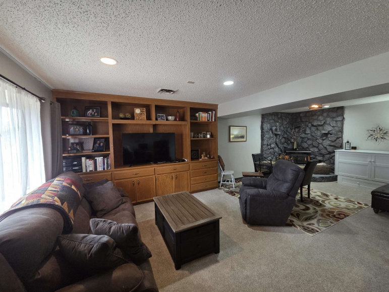 1215 B Cozad, Nebraska 69130, 3 Bedrooms Bedrooms, ,3 BathroomsBathrooms,Residential,For Sale,1215 B,20260291