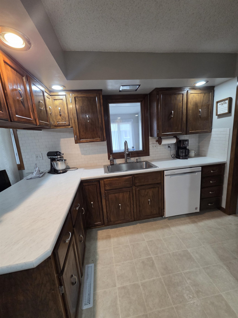 1215 B Cozad, Nebraska 69130, 3 Bedrooms Bedrooms, ,3 BathroomsBathrooms,Residential,For Sale,1215 B,20260291