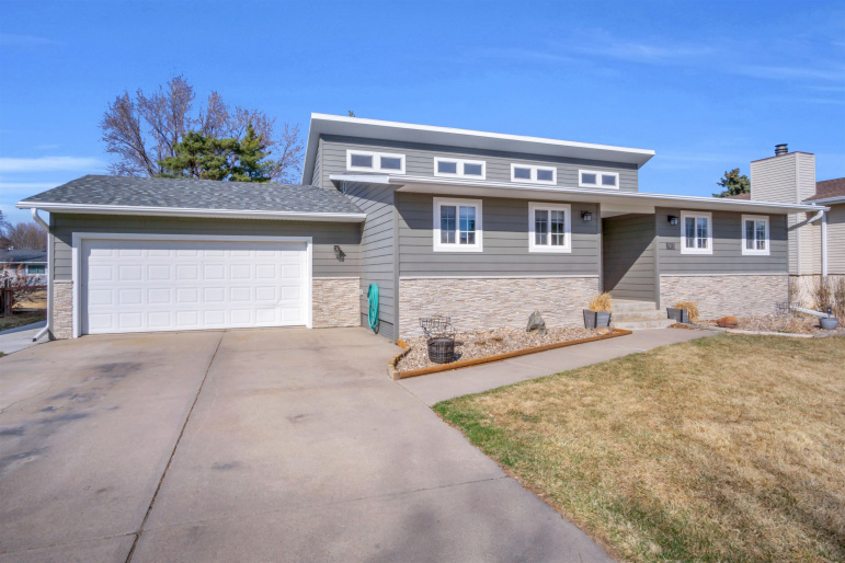 1915 W 40th Street Kearney, Nebraska 68845, 3 Bedrooms Bedrooms, ,3 BathroomsBathrooms,Residential,For Sale,1915 W 40th Street,20260313