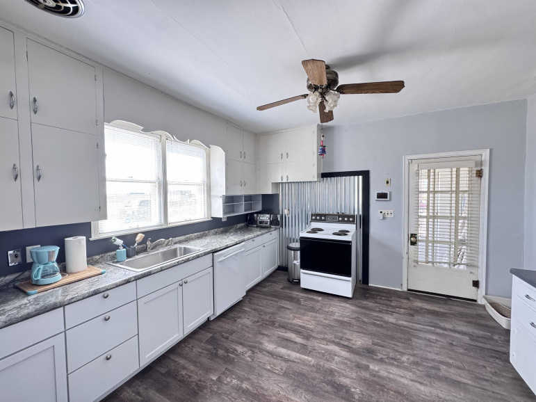 75999 Hwy 21 Lexington, Nebraska 68937, 4 Bedrooms Bedrooms, ,2 BathroomsBathrooms,Residential,For Sale,75999 Hwy 21,20260374