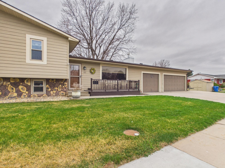 420 14th Avenue Holdrege, Nebraska 68949, 3 Bedrooms Bedrooms, ,3 BathroomsBathrooms,Residential,For Sale,420 14th Avenue,20260462