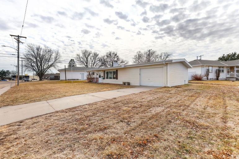 307 Hillside Drive Hastings, Nebraska 68901, 2 Bedrooms Bedrooms, ,1 BathroomBathrooms,Residential,For Sale,307 Hillside Drive,20260178