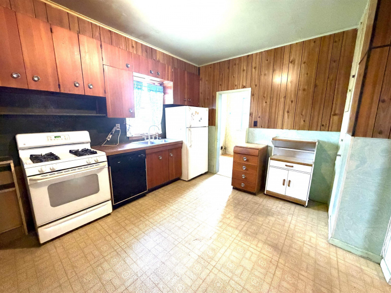 302 9th Street Gothenburg, Nebraska 69138, 5 Bedrooms Bedrooms, ,1 BathroomBathrooms,Residential,For Sale,302 9th Street,20260469
