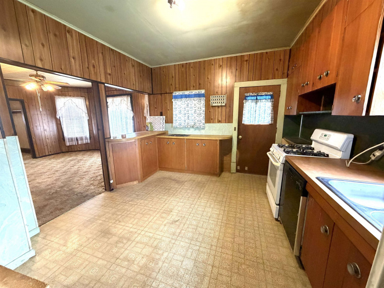 302 9th Street Gothenburg, Nebraska 69138, 5 Bedrooms Bedrooms, ,1 BathroomBathrooms,Residential,For Sale,302 9th Street,20260469