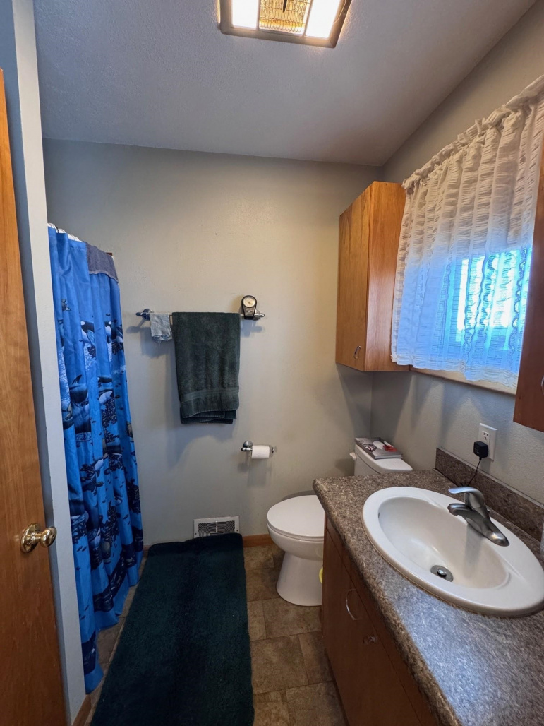 806 Smith Avenue Elwood, Nebraska 68937, 3 Bedrooms Bedrooms, ,4 BathroomsBathrooms,Residential,For Sale,806 Smith Avenue,20260481