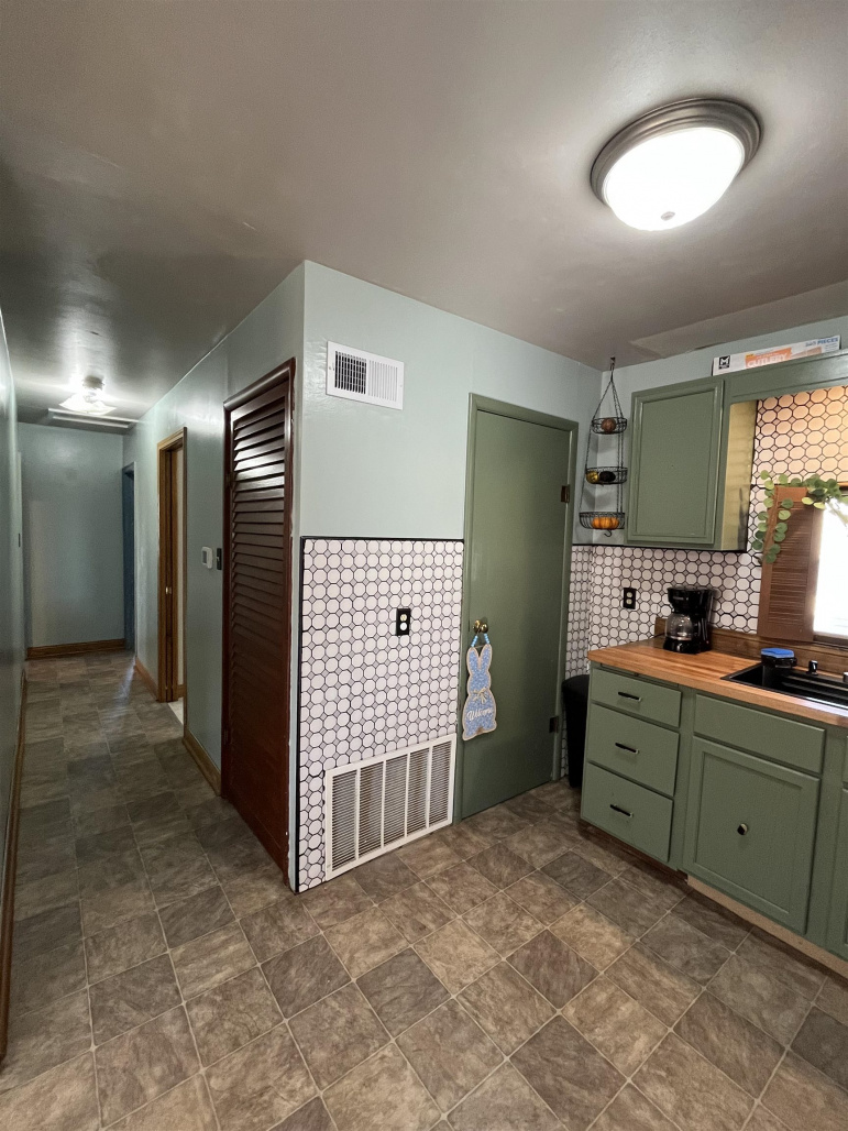 927 S Lincoln Avenue Hastings, Nebraska 68901, 2 Bedrooms Bedrooms, ,1 BathroomBathrooms,Residential,For Sale,927 S Lincoln Avenue,20260364