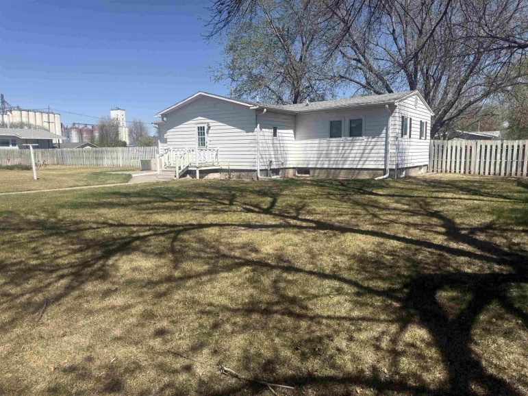 222 S Arthur Street Holdrege, Nebraska 68949, 3 Bedrooms Bedrooms, ,2 BathroomsBathrooms,Residential,For Sale,222 S Arthur Street,20260579