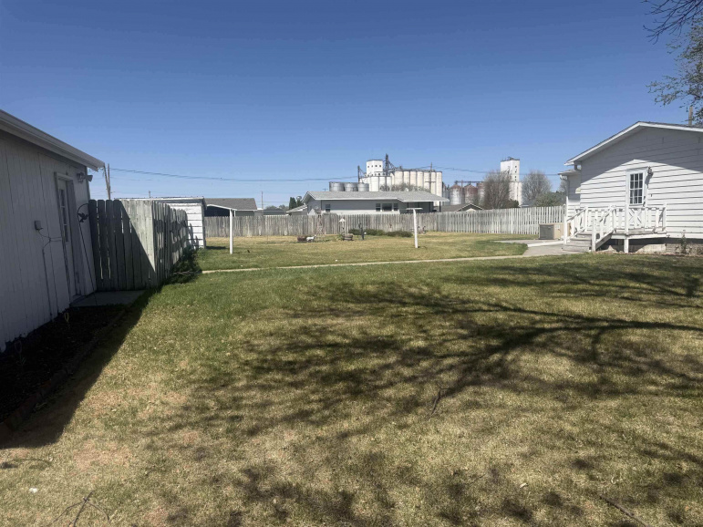 222 S Arthur Street Holdrege, Nebraska 68949, 3 Bedrooms Bedrooms, ,2 BathroomsBathrooms,Residential,For Sale,222 S Arthur Street,20260579