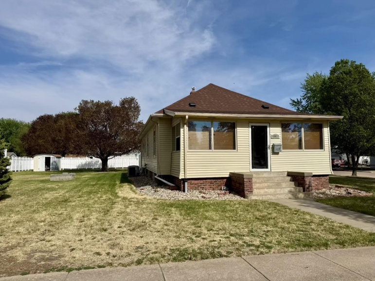 802 Sheridan Street Holdrege, Nebraska 68949, 2 Bedrooms Bedrooms, ,3 BathroomsBathrooms,Residential,For Sale,802 Sheridan Street,20260601