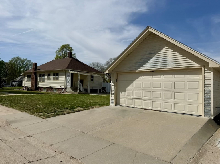 802 Sheridan Street Holdrege, Nebraska 68949, 2 Bedrooms Bedrooms, ,3 BathroomsBathrooms,Residential,For Sale,802 Sheridan Street,20260601
