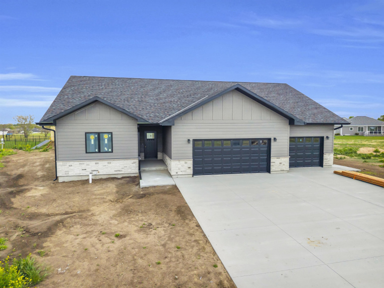 5207 18th Avenue Place Kearney, Nebraska 68845, 5 Bedrooms Bedrooms, ,2 BathroomsBathrooms,Residential,For Sale,5207 18th Avenue Place,20260651