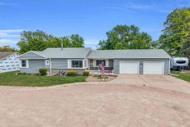2 Perry Drive Holdrege, Nebraska 68949, 3 Bedrooms Bedrooms, ,2 BathroomsBathrooms,Residential,For Sale,2 Perry Drive,20260655