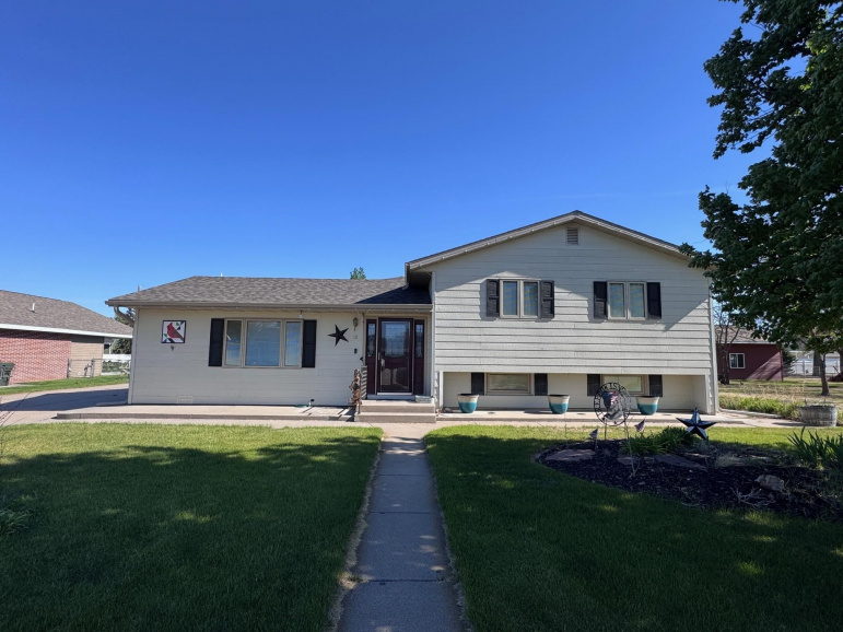 12 Gatewood Drive Cozad, Nebraska 69130, 4 Bedrooms Bedrooms, ,3 BathroomsBathrooms,Residential,For Sale,12 Gatewood Drive,20260684