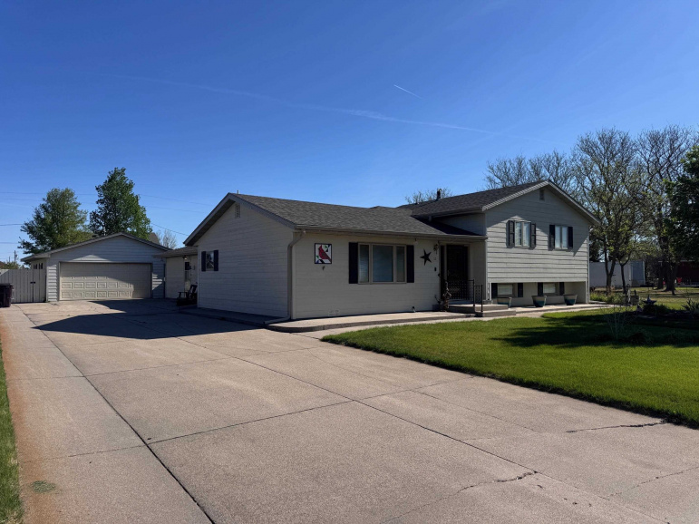 12 Gatewood Drive Cozad, Nebraska 69130, 4 Bedrooms Bedrooms, ,3 BathroomsBathrooms,Residential,For Sale,12 Gatewood Drive,20260684