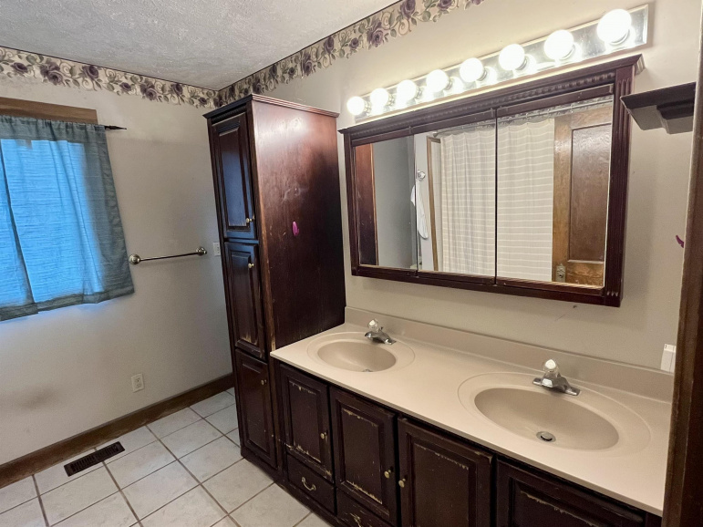 502 W Piedmont Street Ravenna, Nebraska 68869, 4 Bedrooms Bedrooms, ,2 BathroomsBathrooms,Residential,For Sale,502 W Piedmont Street,20260702