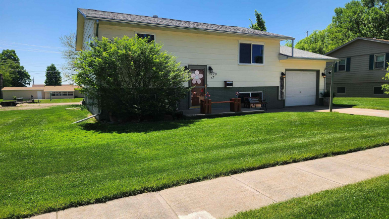 1009 17th Street Gothenburg, Nebraska 69138, 3 Bedrooms Bedrooms, ,2 BathroomsBathrooms,Residential,For Sale,1009 17th Street,20260751