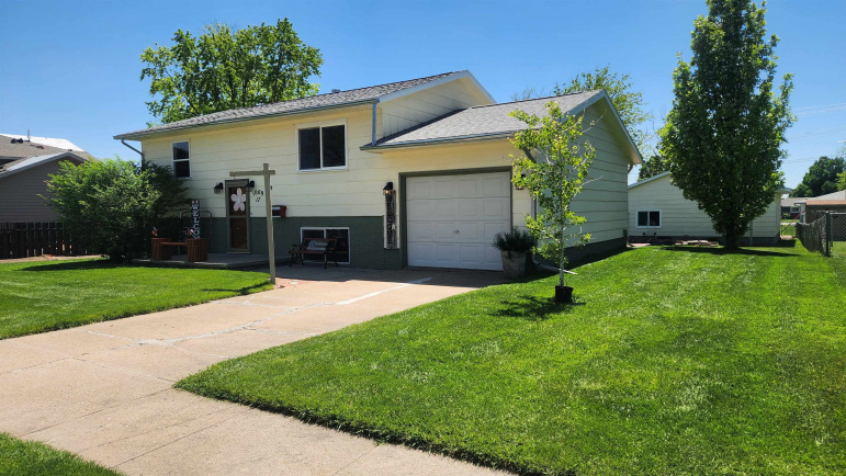 1009 17th Street Gothenburg, Nebraska 69138, 3 Bedrooms Bedrooms, ,2 BathroomsBathrooms,Residential,For Sale,1009 17th Street,20260751