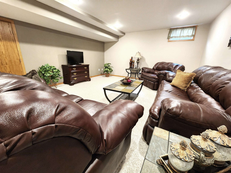 2604 W 44th Street Kearney, Nebraska 68845, 6 Bedrooms Bedrooms, ,4 BathroomsBathrooms,Residential,For Sale,2604 W 44th Street,20260744