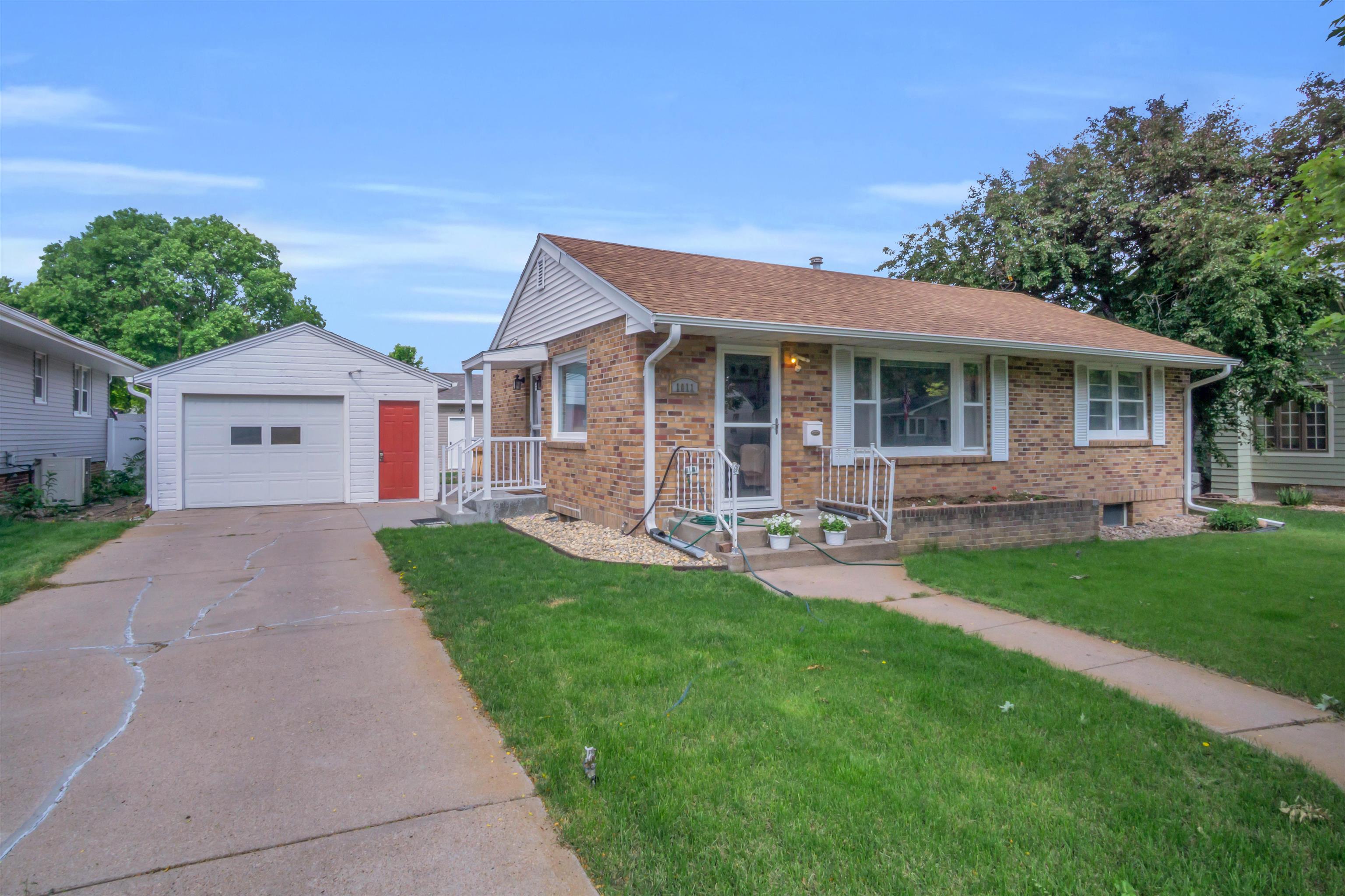 1011 Grant Street Holdrege, Nebraska 68949, 2 Bedrooms Bedrooms, ,2 BathroomsBathrooms,Residential,For Sale,1011 Grant Street,20260778