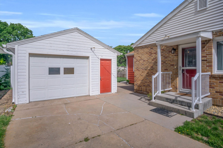 1011 Grant Street Holdrege, Nebraska 68949, 2 Bedrooms Bedrooms, ,2 BathroomsBathrooms,Residential,For Sale,1011 Grant Street,20260778