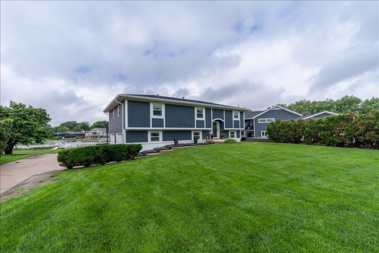 409 N Shore Drive Hastings, Nebraska 68901, 4 Bedrooms Bedrooms, ,3 BathroomsBathrooms,Residential,For Sale,409 N Shore Drive,20260797