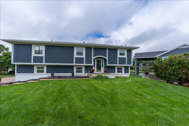 409 N Shore Drive Hastings, Nebraska 68901, 4 Bedrooms Bedrooms, ,3 BathroomsBathrooms,Residential,For Sale,409 N Shore Drive,20260797