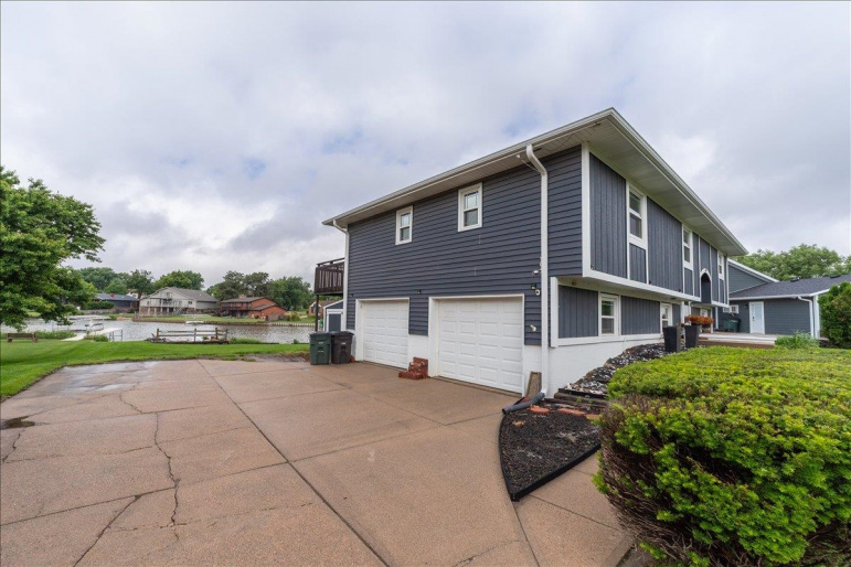 409 N Shore Drive Hastings, Nebraska 68901, 4 Bedrooms Bedrooms, ,3 BathroomsBathrooms,Residential,For Sale,409 N Shore Drive,20260797