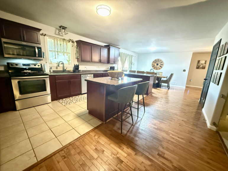 802 Oswego Avenue Hastings, Nebraska 68901, 6 Bedrooms Bedrooms, ,4 BathroomsBathrooms,Residential,For Sale,802 Oswego Avenue,20260805