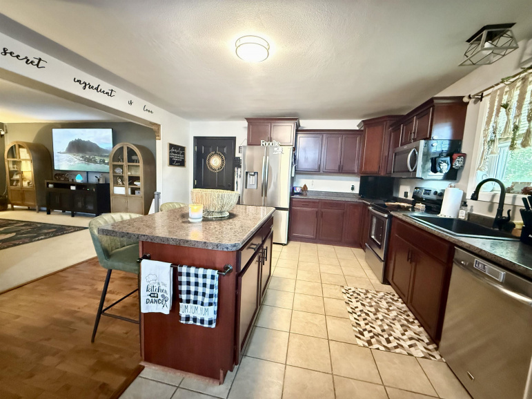 802 Oswego Avenue Hastings, Nebraska 68901, 6 Bedrooms Bedrooms, ,4 BathroomsBathrooms,Residential,For Sale,802 Oswego Avenue,20260805